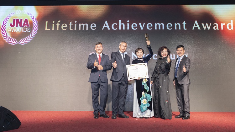 Bà Cao Thị Ngọc Dung nhận giải “Thành tựu trọn đời” của ngành kim hoàn châu Á